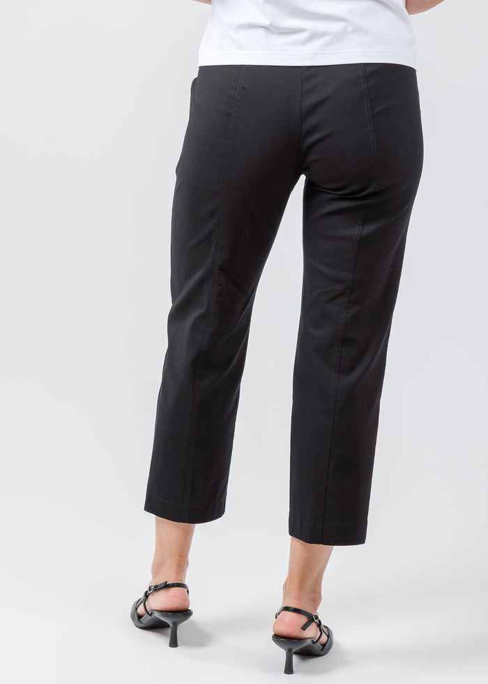 Elliott Lauren Cropped Cargo Pants in Black available at Barbara Katz. Elliott Lauren classic pull-on pants with elastic waistband, cargo pockets, rivet details, straight leg, and cropped length.