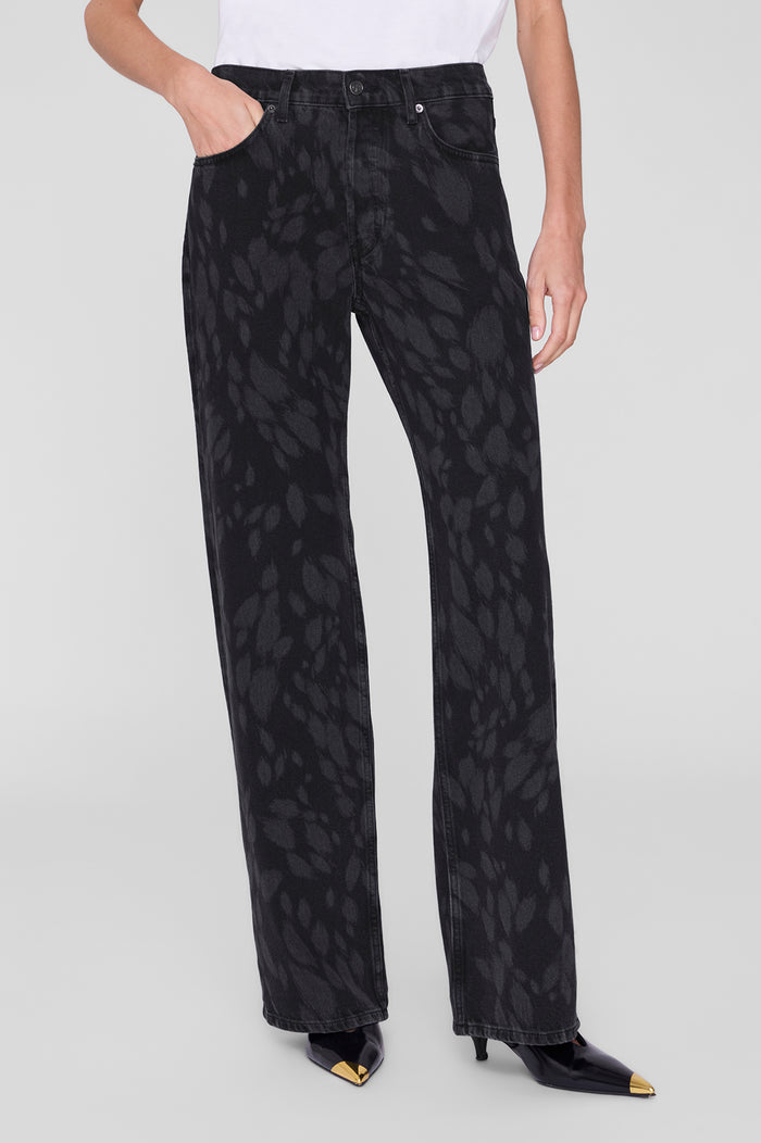 ANINE BING Gavin Jean 29" - Dark Indigo - on model front detail